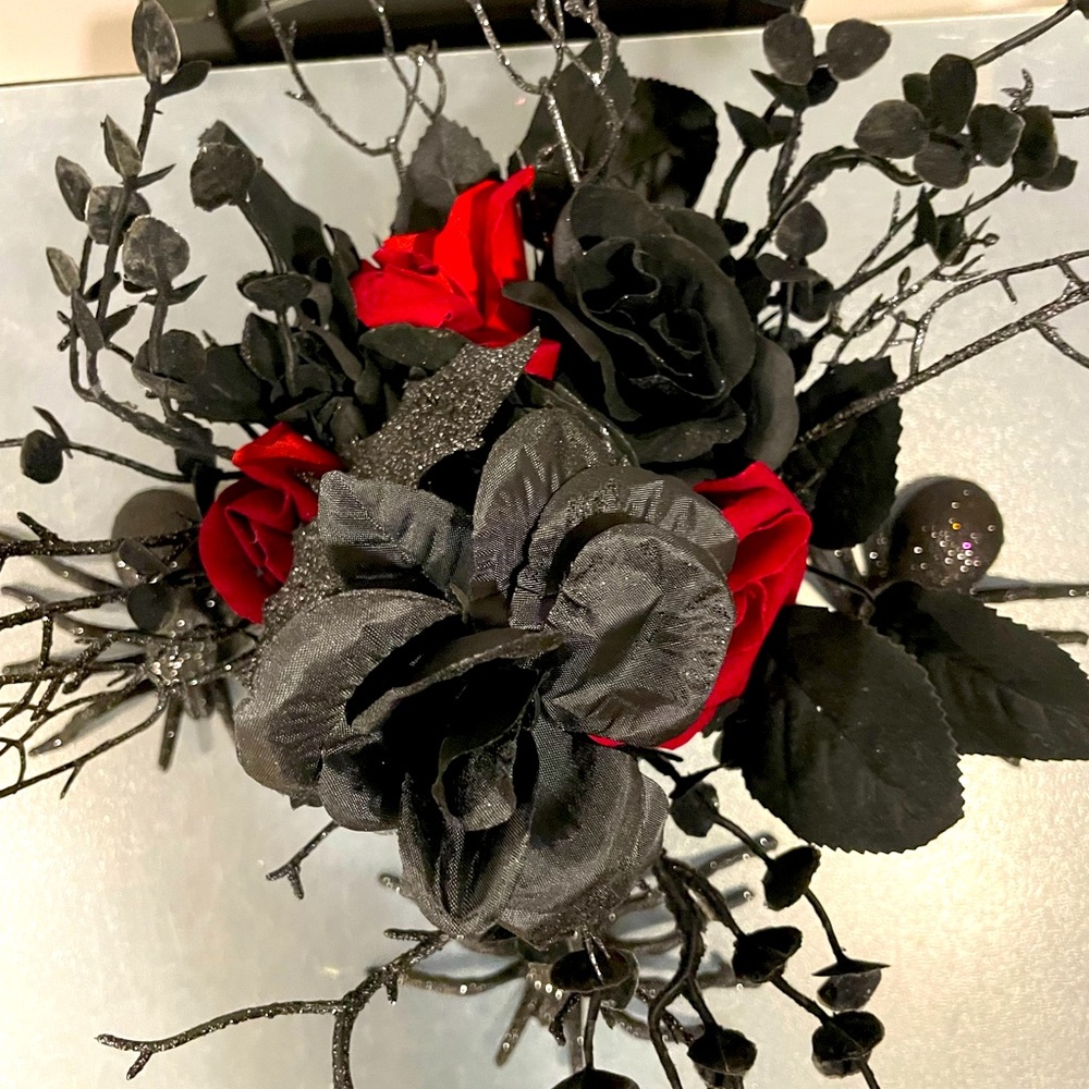 Skull Table Decor - Picture 5 of 6